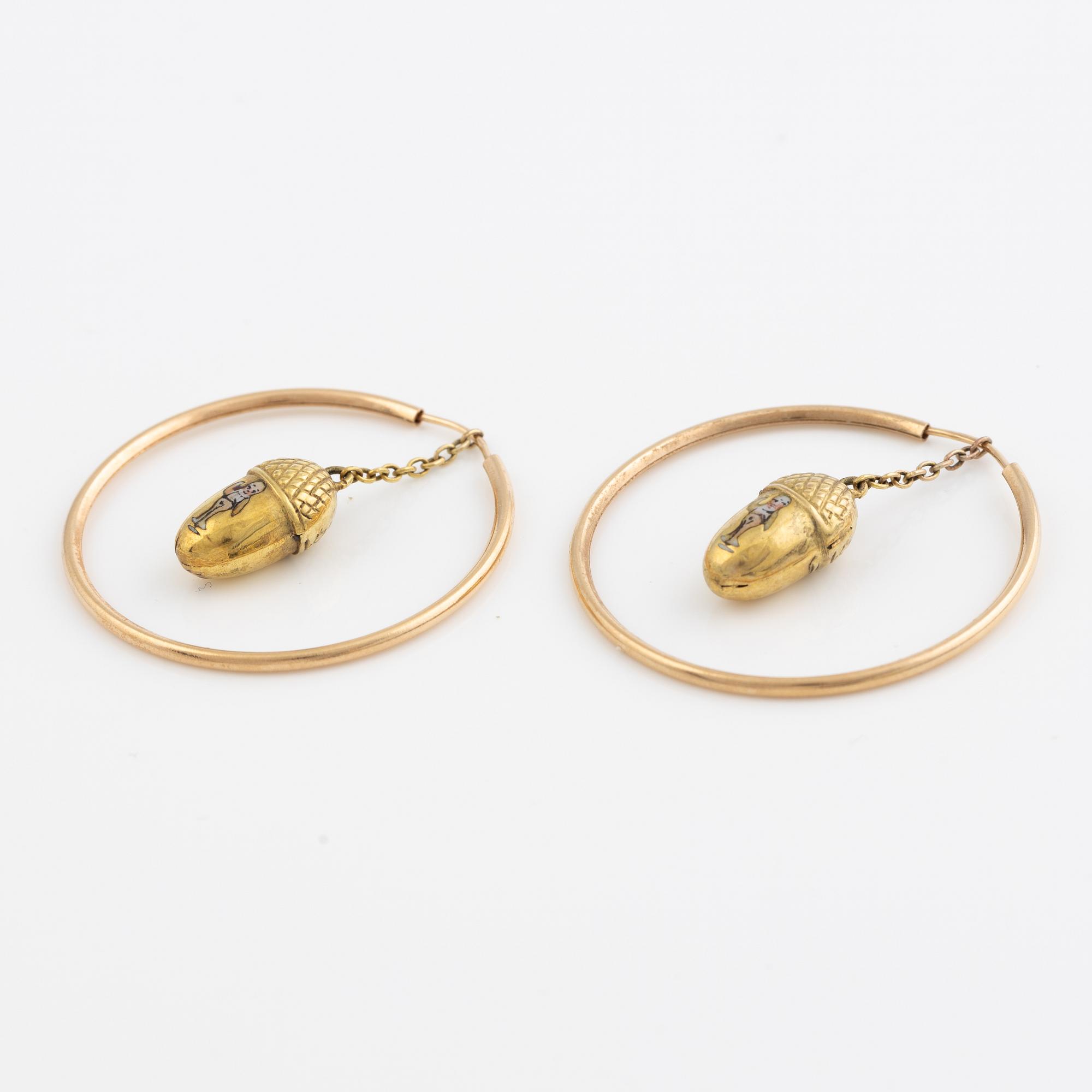 Örhängen, kreoler, hoops 18K guld, medföljande påhängen i form av ekollon med emalj med motiv av mytologiskt sjödjur.