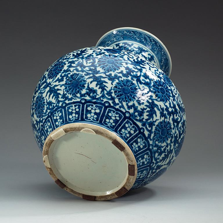 A magnificent blue and white vase, late Qing dynasty (1644-1912).