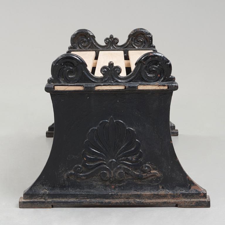 Folke Bensow, A Swedish Grace cast iron bench "Parkbänk Nr 1", Näfveqvarns Bruk.