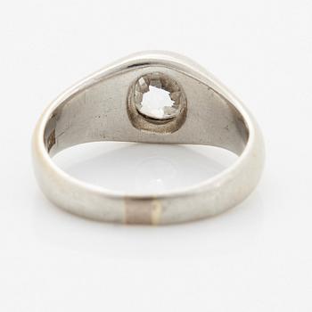 Ring platina med en cushionformad gammalslipad diamant.