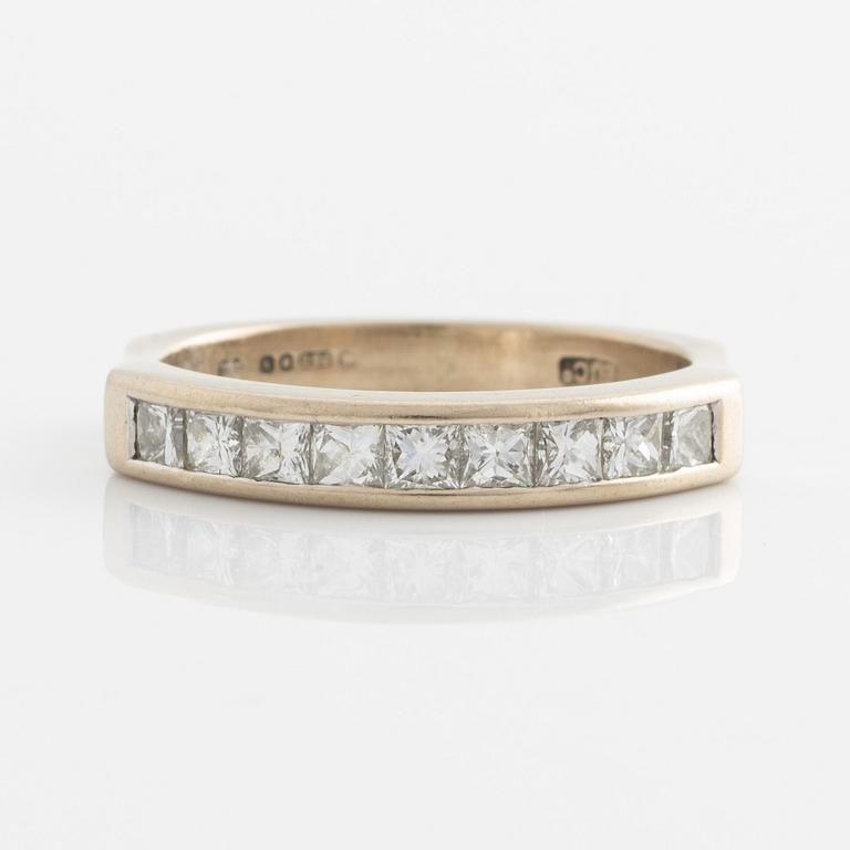 Ring, guld med nio prinsesslipade diamanter.