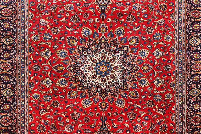 A carpet, Kashan, ca 405 x 292 cm.