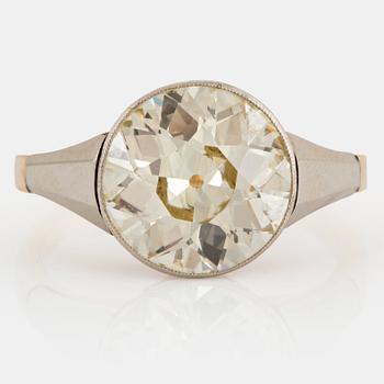 1017. Ring med en gammalslipad diamant 5.30 ct enligt uppgift kvalitet ca Light Yellow vvs/vs.