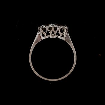 RING, 18 k vitguld med briljantslipade diamanter, totalt ca 0,60 ct. G. Dahlgren, Malmö, 1960. Vikt ca 2,5 g.