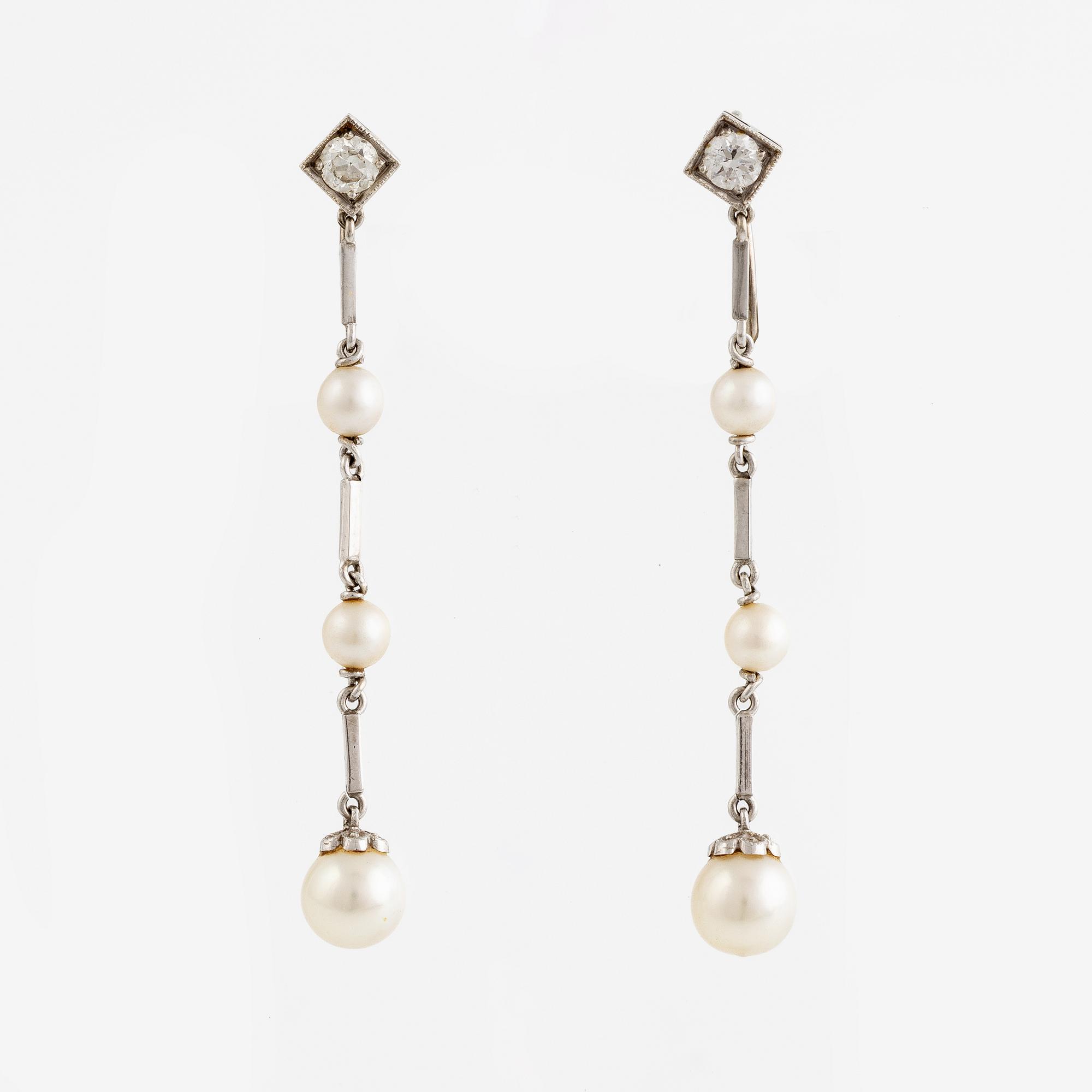Örhängen, ett par, med briljantslipade  diamanter och pärlor.