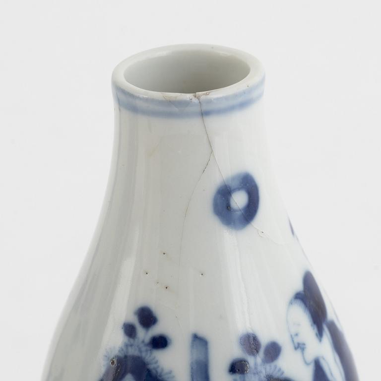 Two blue and white porcelain vases, Qing dynasty, 19th century.