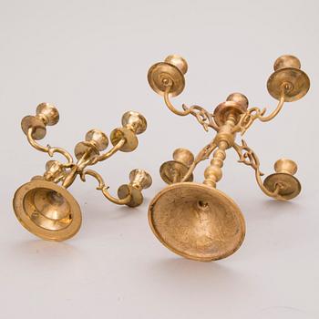 PARTI KANDELABRAR OCH LJUSSTAKAR, mässing, 1800/1900-tal.