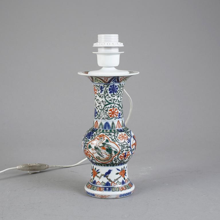 BORDSLAMPA/VAS, porslin, Kina, 1900-tal.