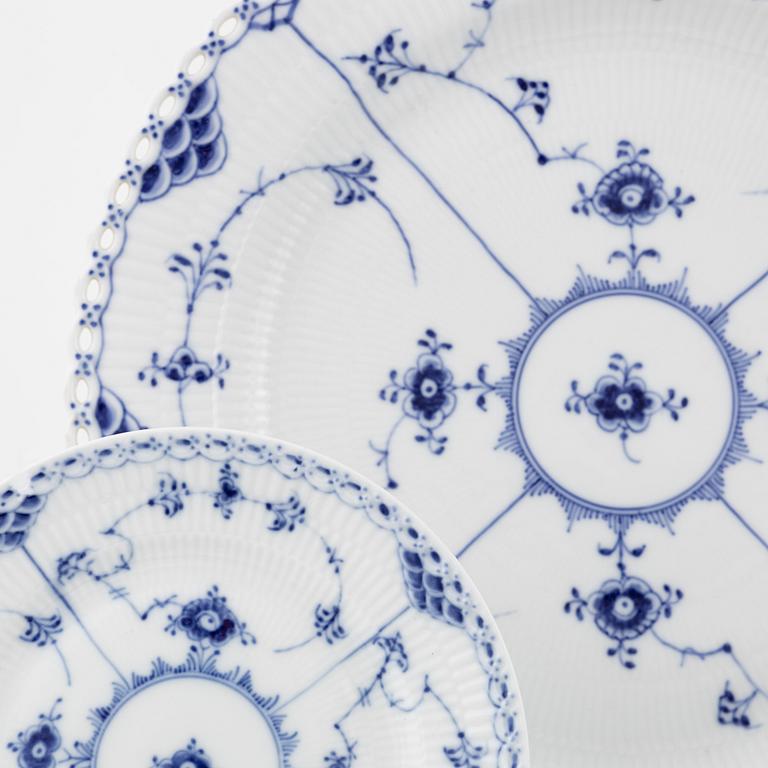 Kaffeservis, 38 delar, porslin, "Musselmalet", Royal Copenhagen, Danmark.