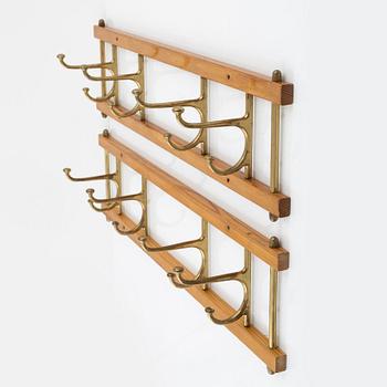 Klädhängare, ett par, "Dekorativ", Skoglunds metallgjuteri, Anderstorp, 1900-talets mitt.