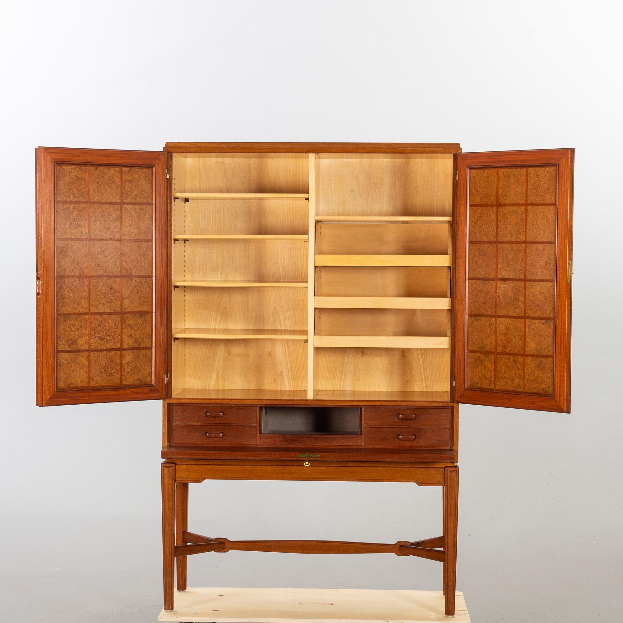 CABINET, Hjalmar Wikström Möbelsnickare, Stockholm, 1920-/1930-tal. Attributed to Carl Malmsten.