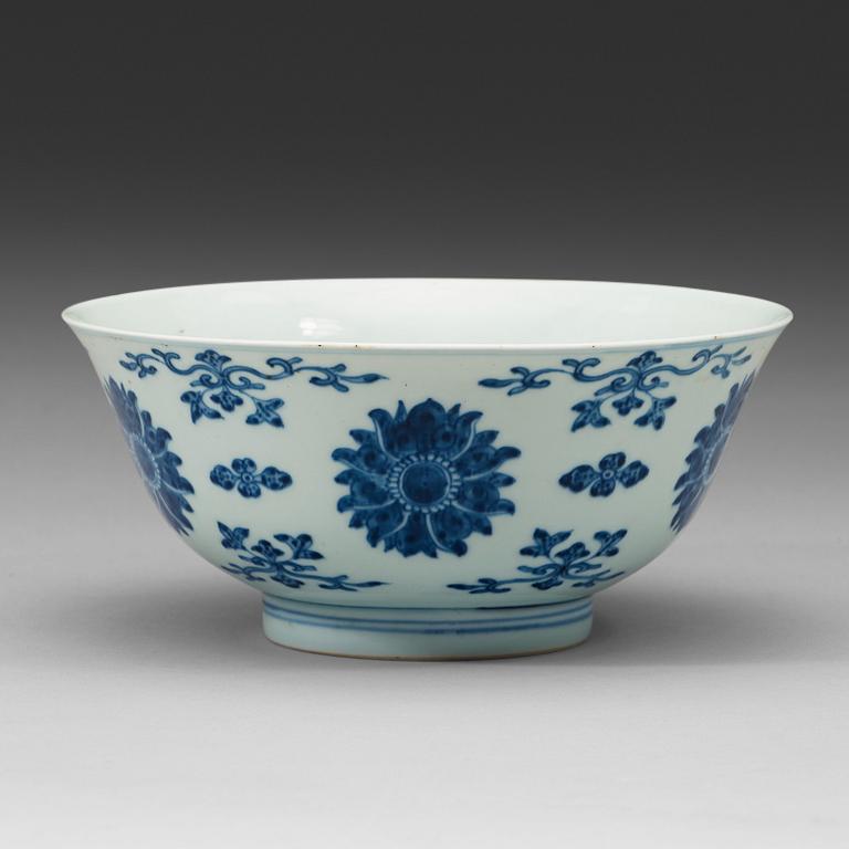 A blue and white lotus bowl, Qing dynasty with Qianlong seal mark (1644-1912).