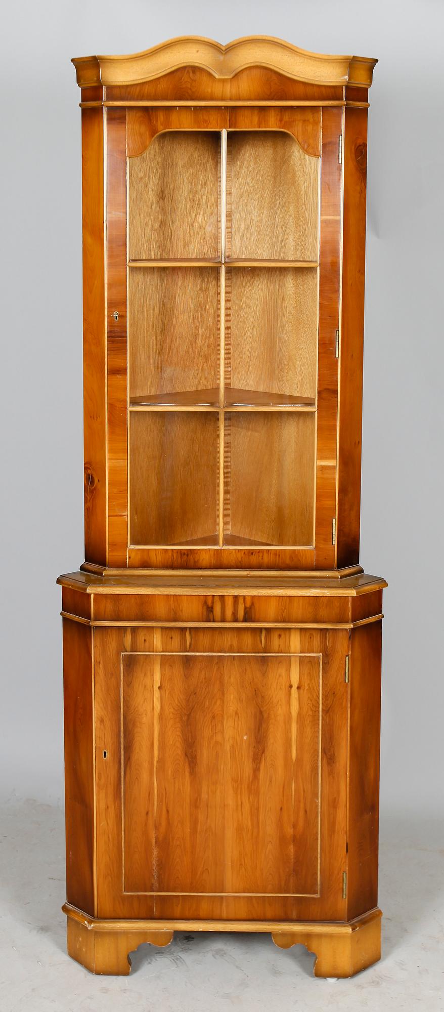 HÖRNSKÅP, England, 1900-talets andra hälft.