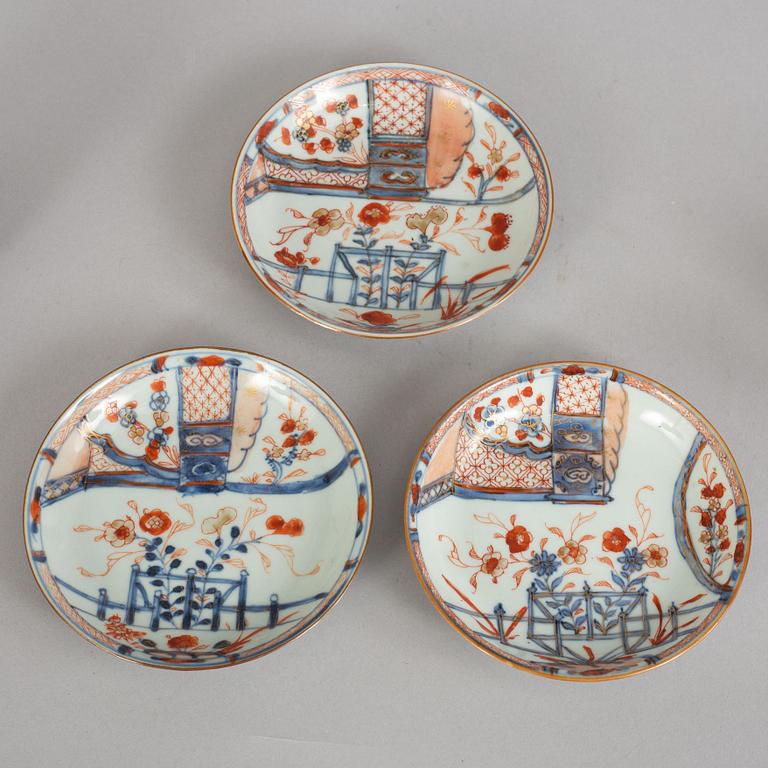 A set with two imari cups with stands (one extra stand), Qing dynasty, 18th Century.