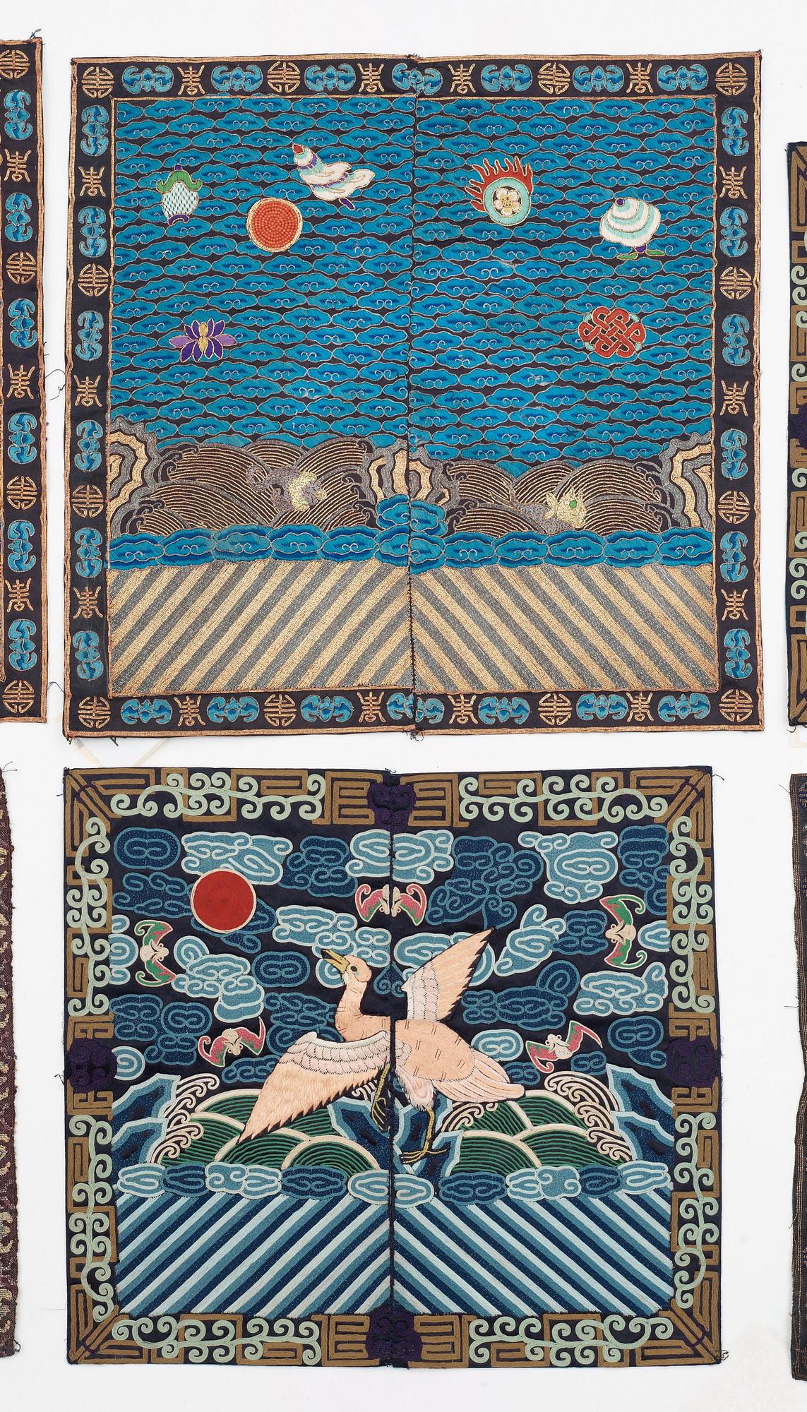 RANGMÄRKEN, 8 st., siden, s.k. Buzis. Ca 28-33 x 29,5-33,5 cm vardera. Kina omkring 1900.