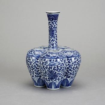 TULPANVAS, porslin, Kina, 1900-tal.