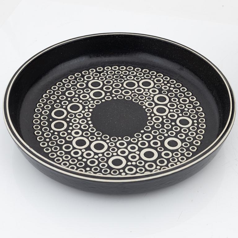 Britt-Louise Sundell, vas samt två fat, stengods, Gustavsberg, 1960/70-tal.