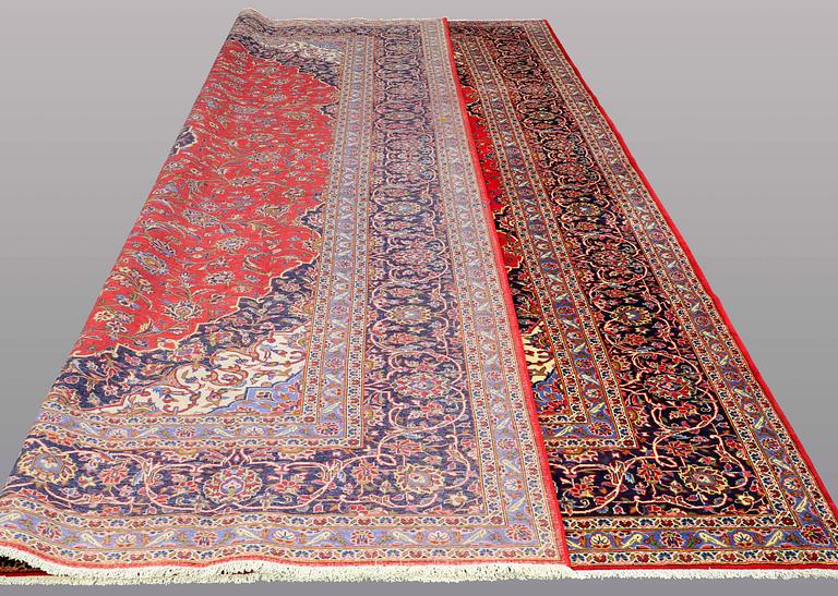 A signed Kashan carpet ca 490 x 289 cm.