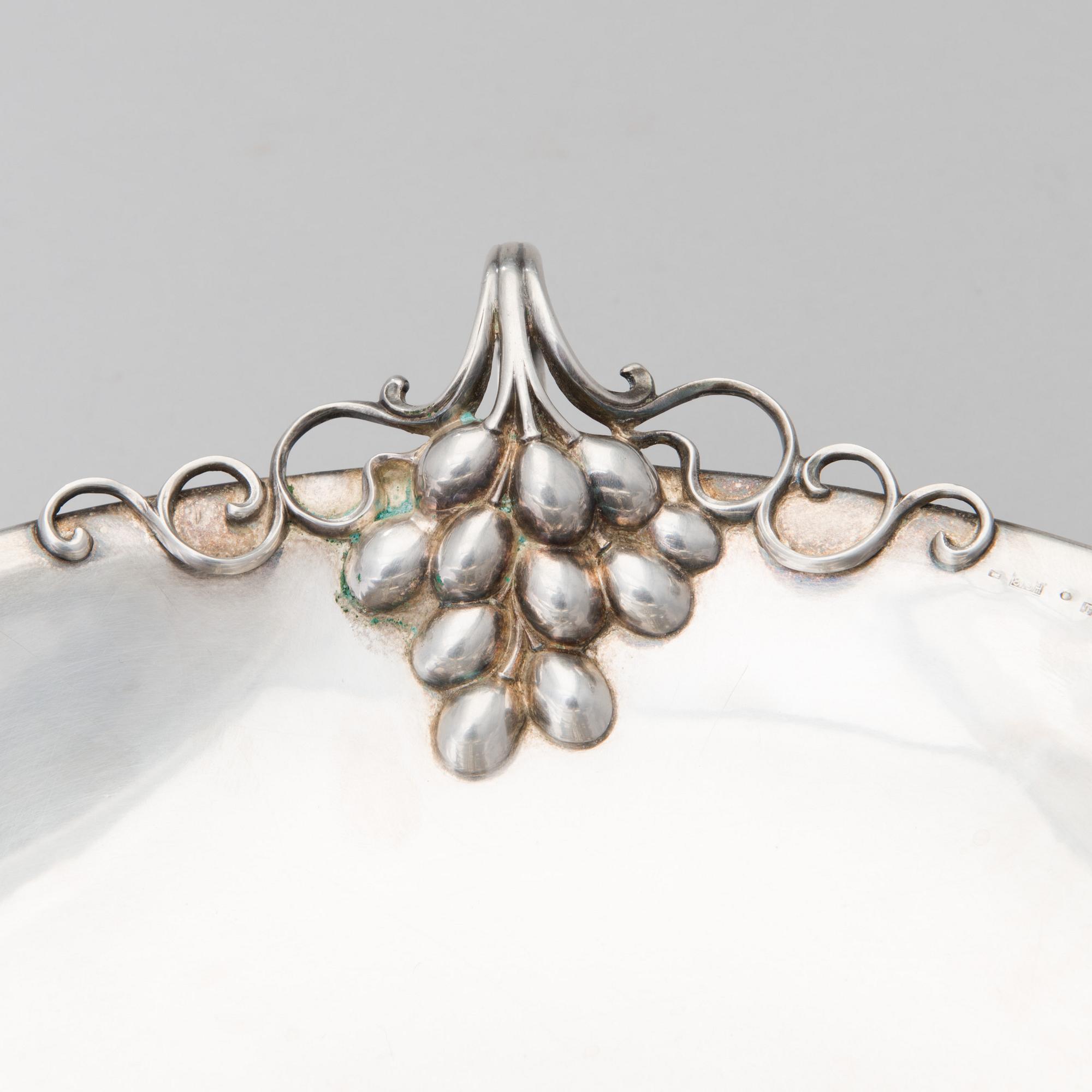 A silver serving dish with French "Swan" hallmark and Finnish control marks, 1937. Weight circa 1020 g.