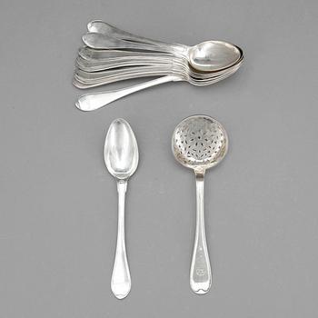 DESSERTSKEDAR samt STRÖARE, silver, bland annat Mikael Åström (1764-91). Vikt ca 500 g.