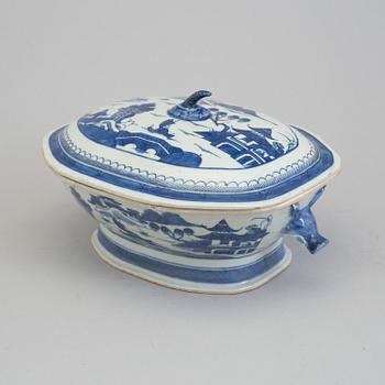 TERRIN med LOCK samt FAT, kompaniporslin. Kina, Qingdynastin, Jiaqing (1796-1820).