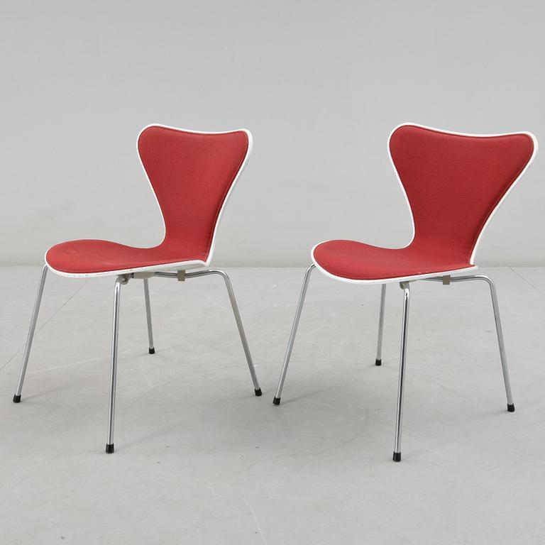 STOLAR, ett par, "Sjuan", Arne Jacobsen för Fritz Hansen, 1984.