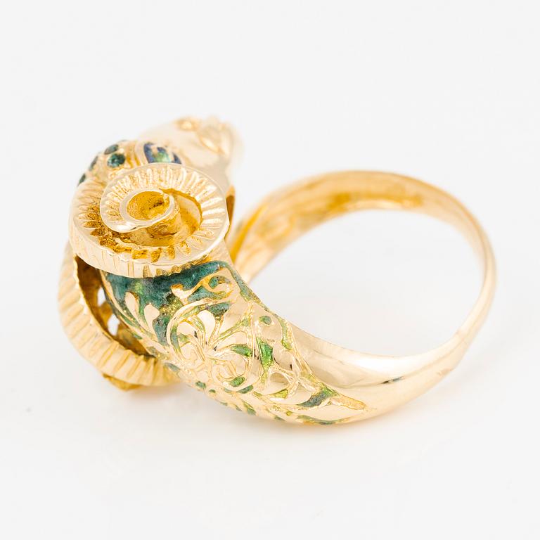 Ring, 18K guld och emalj, i form av vädur.