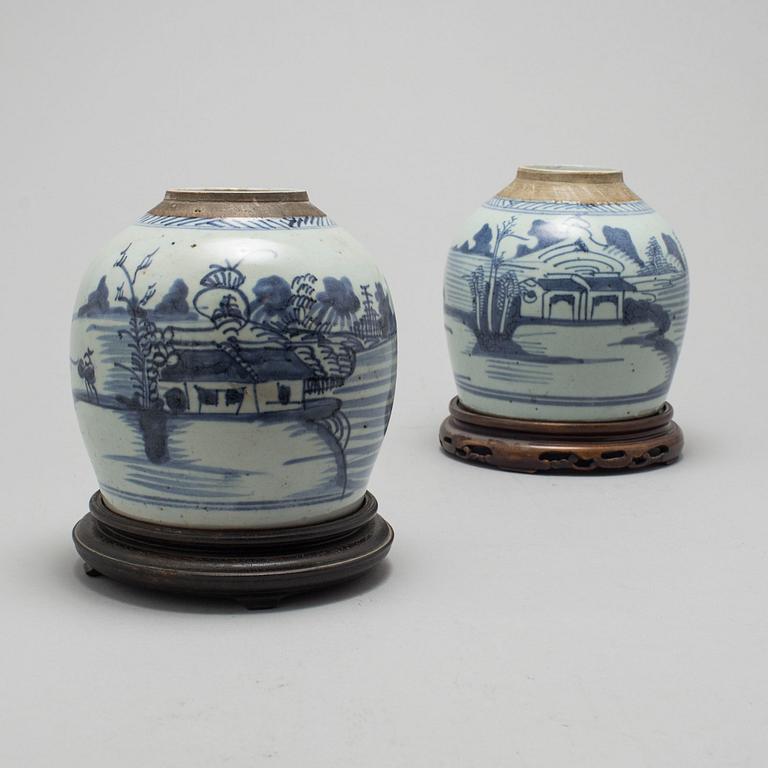 Two porcelain jars from China, Qing dynasty, 19th century.