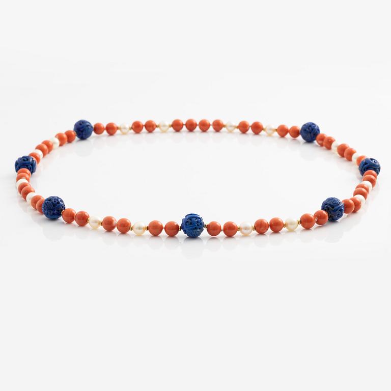 Collier korall, odlade pärlor och sannolikt lapis lazuli.