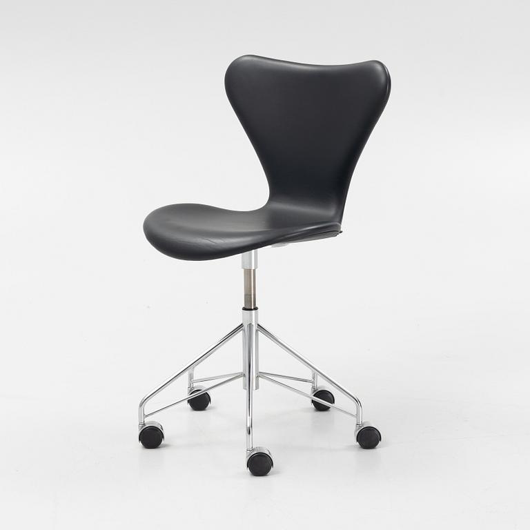 Arne Jacobsen, skrivbordsstol, "Sjuan", Fritz Hansen, Danmark, daterad 2017.