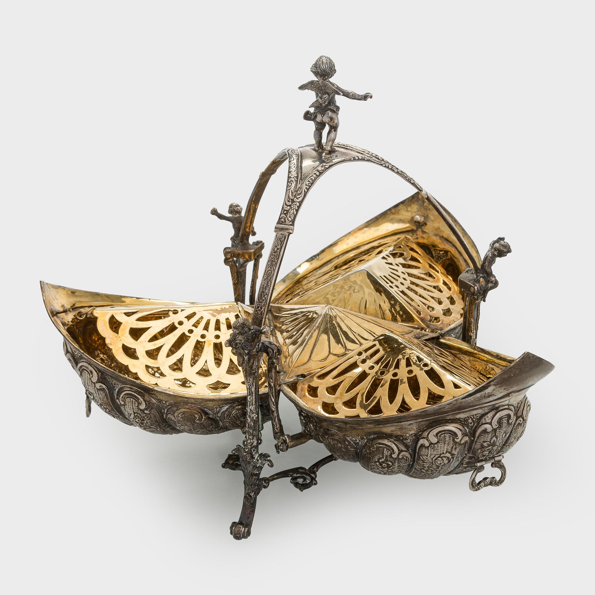 Biscuit / bread warmer, silver, Holland, later half of the 20th century.