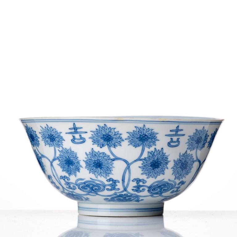 A blue and white lotus bowl, Qing dynasty, Kangxi (1662-1722).
