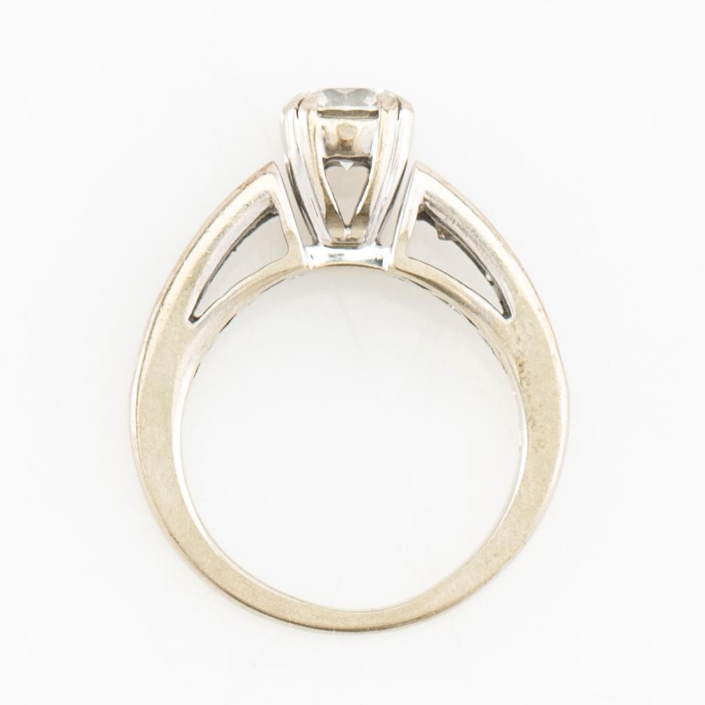 Ring 14K white gold set with a round brilliant-cut diamond, as well as princess-cut and baguette-cut diamonds.