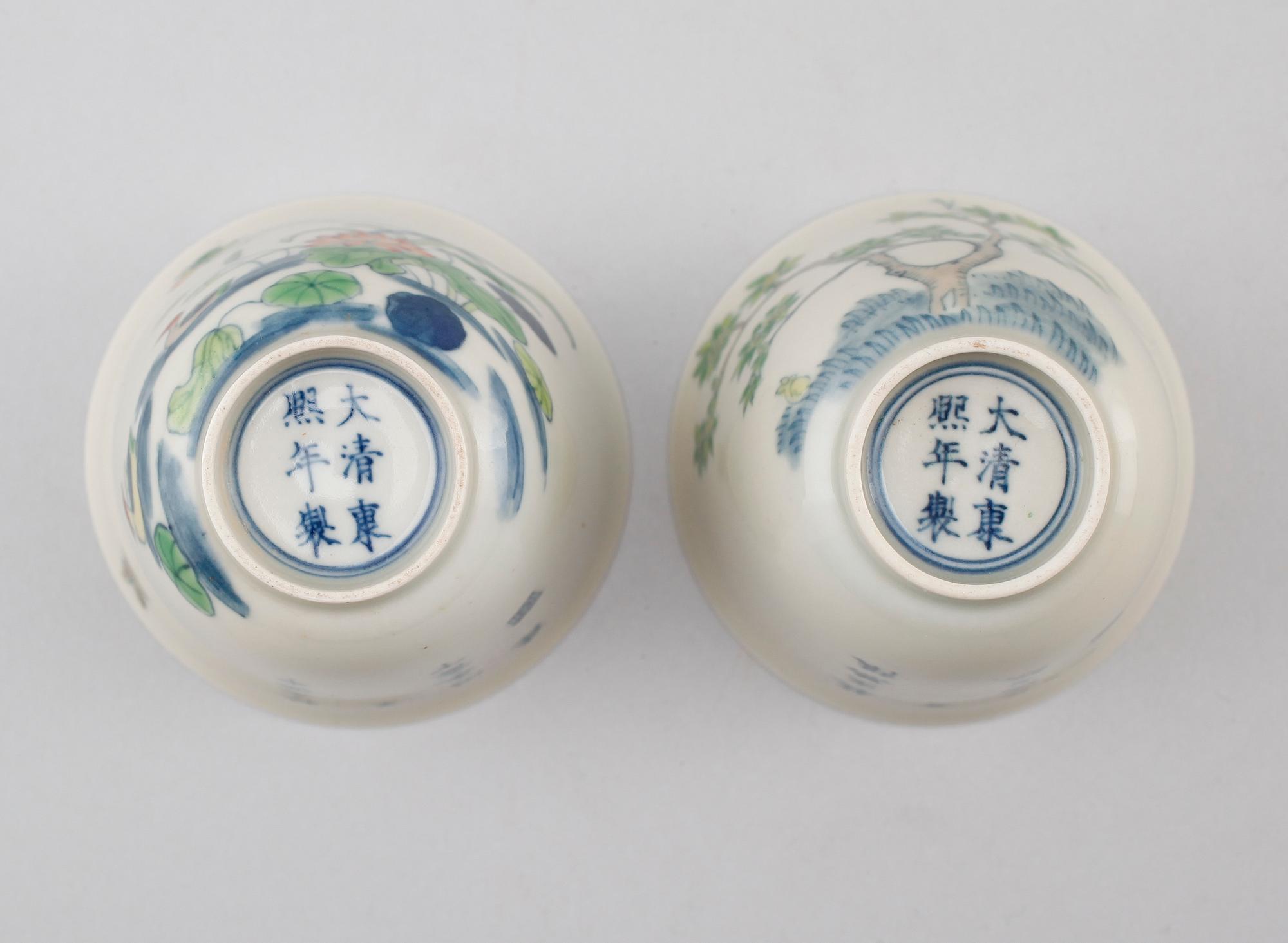 KOPPAR, 2 st, porslin, Kina, med Kangxi sex karaktärers märke, 1900-tal.