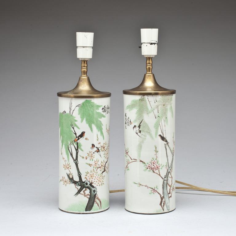 BORDSLAMPOR, ett par, porslin, Kina, 1900-tal.