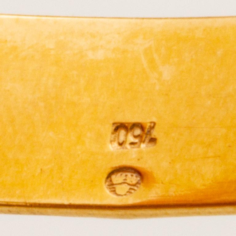Bangle 18k gold with 1 charm, 19,3 g, does not open.