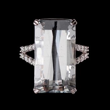 RING, 18 k vitguld, med akvamarin 16.95 ct samt briljantslipade diamanter.