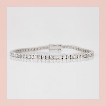 ARMBAND, ett riviére med 62 briljanter, totalt ca 4ct.
