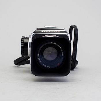 a Swedish Hasselblad camera model 500C/M no. UH135363 with Planar 1:2,8 f=80 T* by Victor Hasselblad AB in Göteborg 1972.