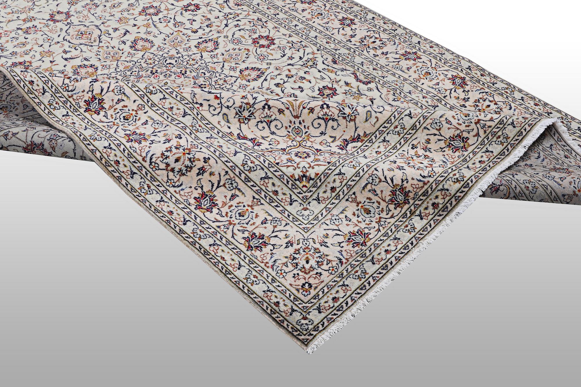 A carpet, Kashan, ca 305 x 198 cm.