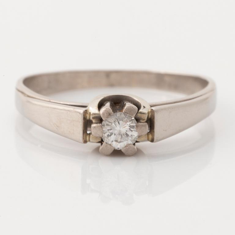 Ring, 18K vitguld med briljantslipad diamant.
