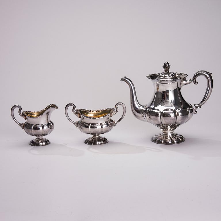 KAFFEKANNA, SOCKERSKÅL och GRÄDDSNÄCKA, silver, Auran Kultaseppä, Åbo och Hopeakeskus, Tavastehus 1964. Vikt 932 g.