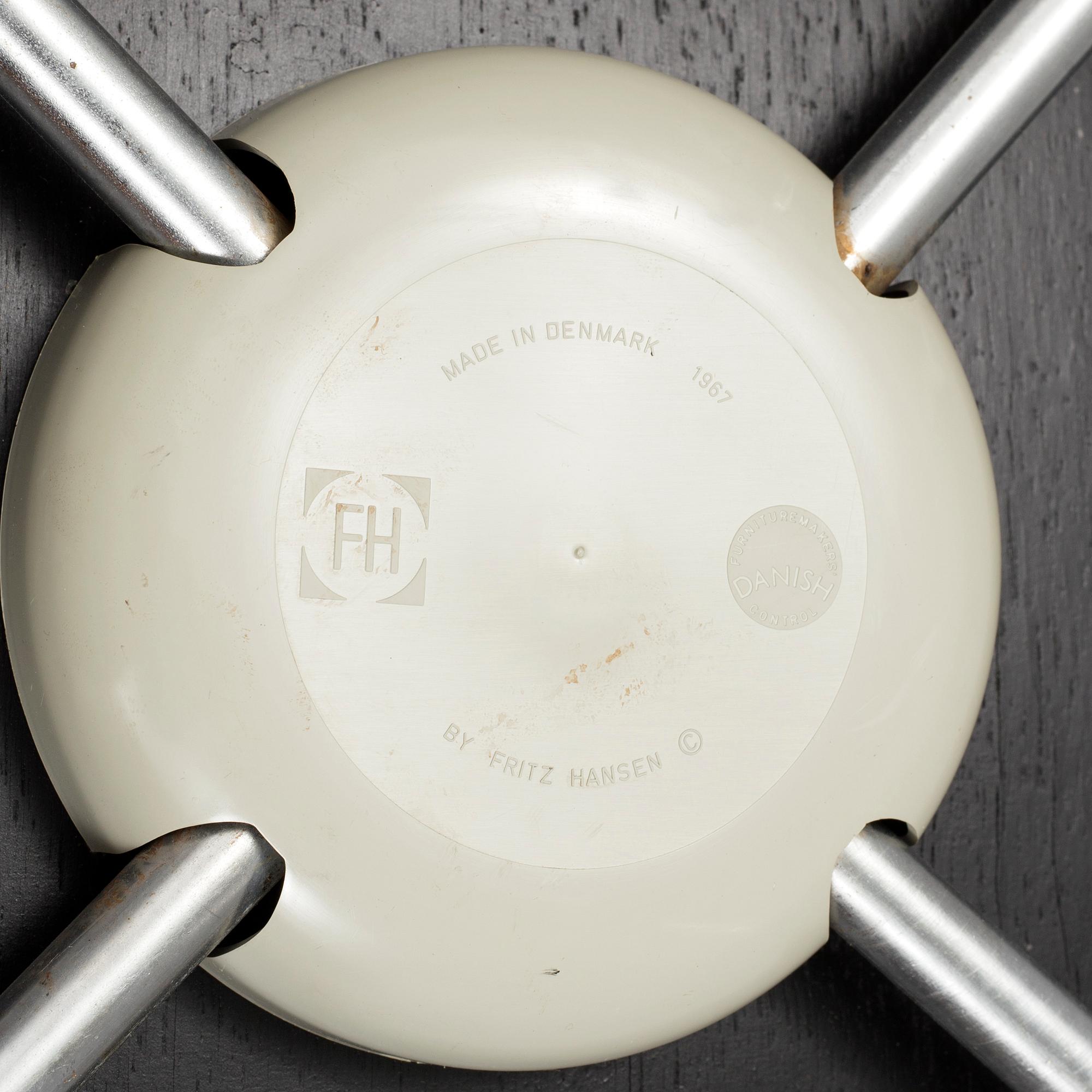 ARNE JACOBSEN, a pair of 'Seven' armchairs from Fritz Hansen, Denmark, 1967.