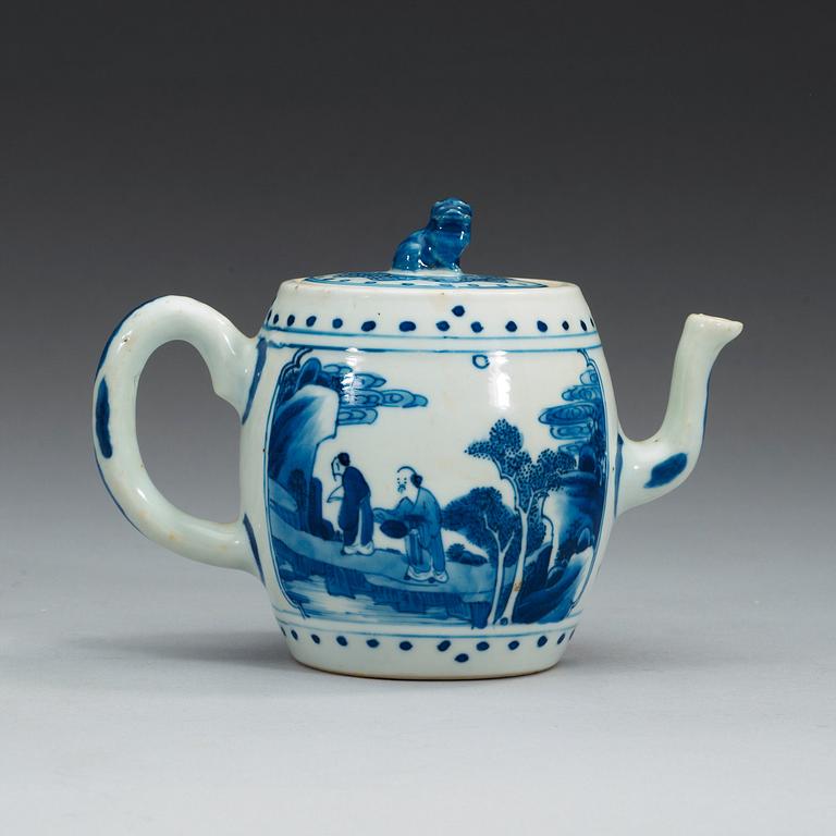 A blue and white tea pot with cover, Qing dynasty, Kangxi (1662-1722).