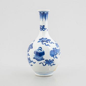 A Chinese blue and white porcelain vase, late Qing dynasty/around 1900.