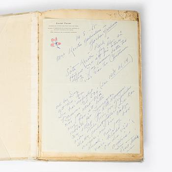 Hjalmar Gabrielssons gästbok, 1926 - 1994, samt brev från Evert Taube, 1965.