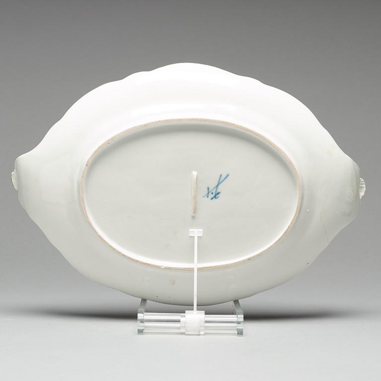TERRIN med LOCK och FAT, porslin. Meissen, 1700-tal.