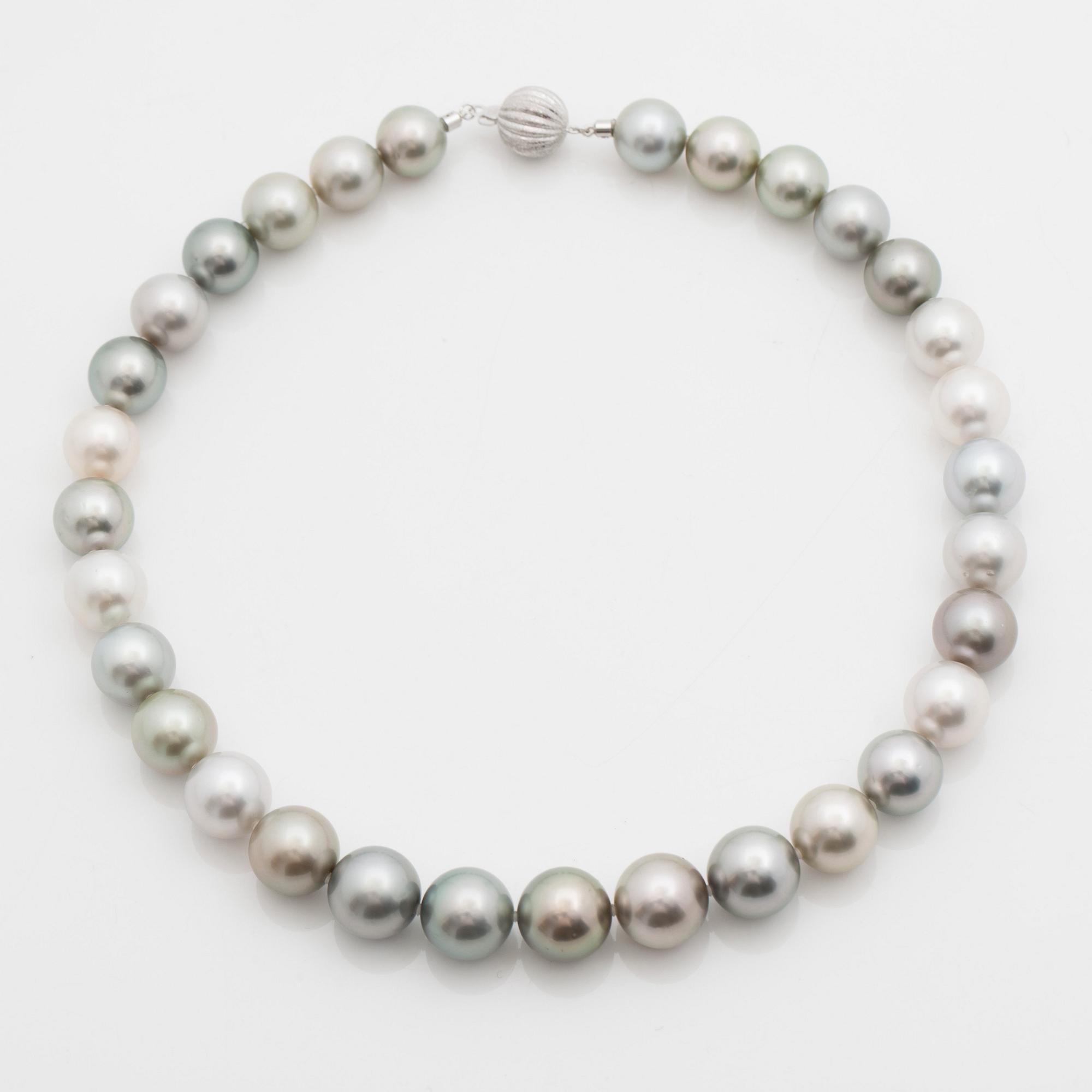 A cultured Tahitian pearl necklace. Pearls Ø 12.2 - 14.9 mm.