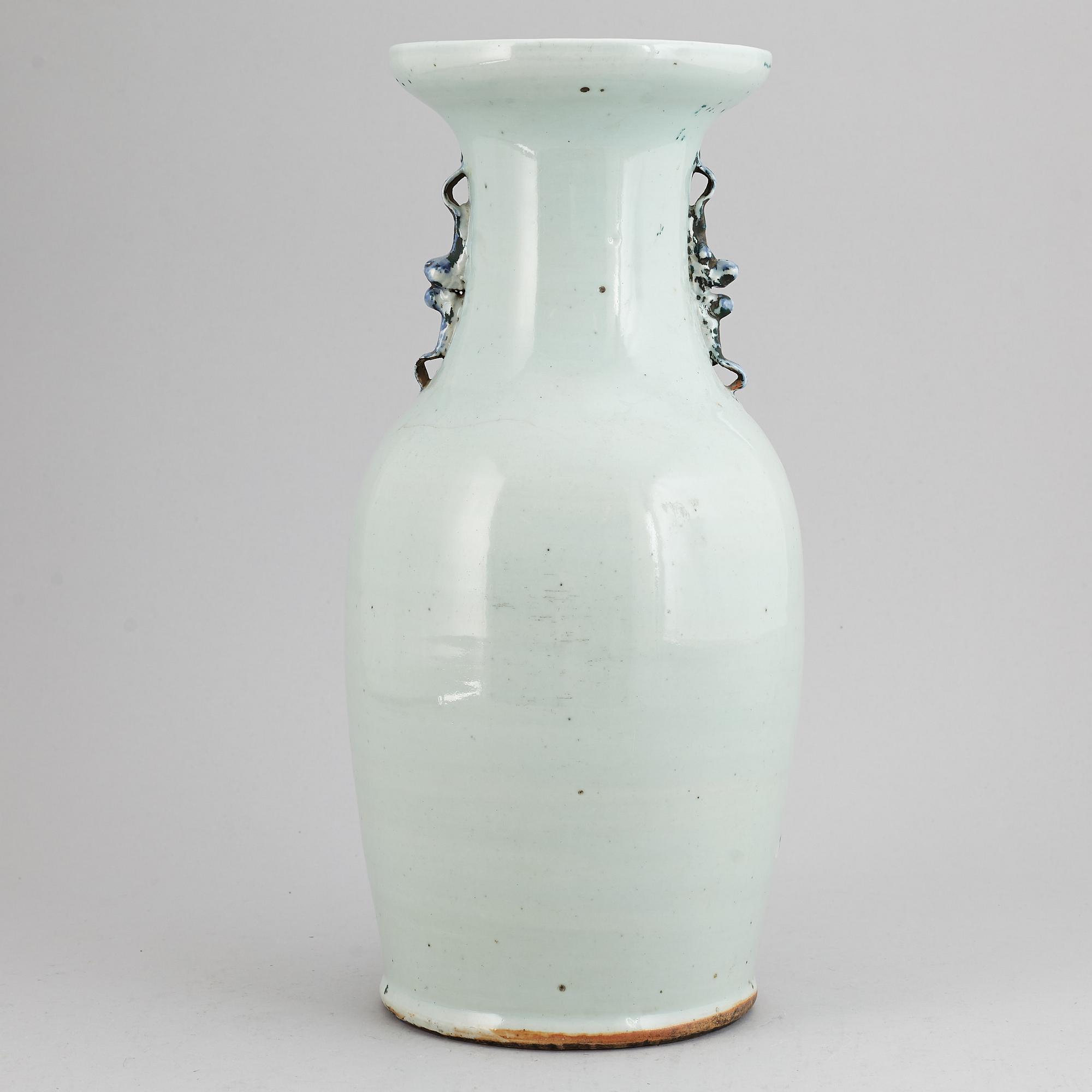 A blue and white floor vase, Qing dynasty, 19th century.