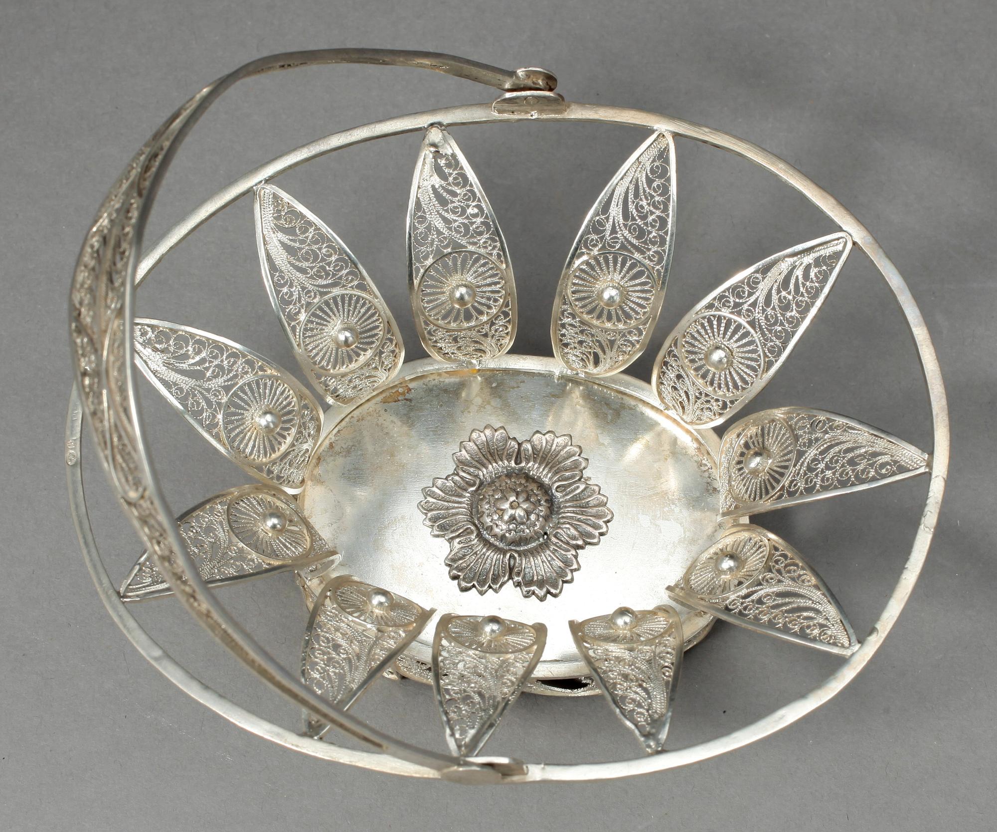 KORG, filigran, silver, Wien 1825. Tot vikt 88 gram.